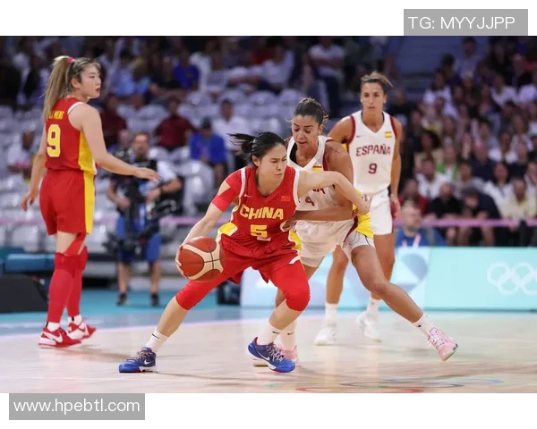 《篮球场上的传奇：聚焦篮球运动员背后的奋斗与荣耀》